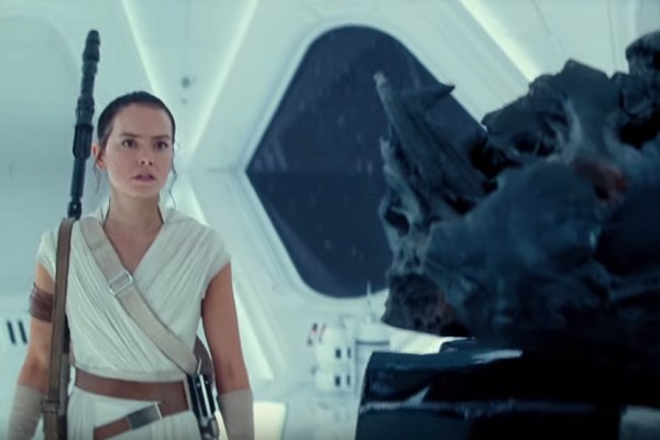 Rey com os restos do capacete de Darth Vader no teaser de 'Star Wars: Episódio IX – A Ascensão Skywalker' (Foto: Reprodução)