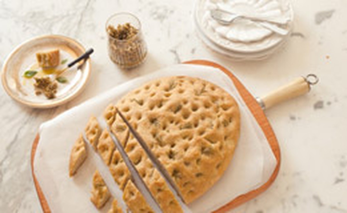 Focaccia integral com alecrim e tapenade de azeitona Receitas Gshow