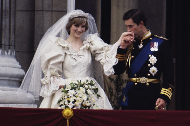 The Prince and Princess of Wales on the balcony of Buckingham Palace on their wedding day, 29th July 1981. Diana wears a wedding dress by David and Elizabeth Emmanuel and the Spencer family tiara. (Photo by Terry Fincher/Princess Diana Archive/Getty Image (Foto: Getty Images)