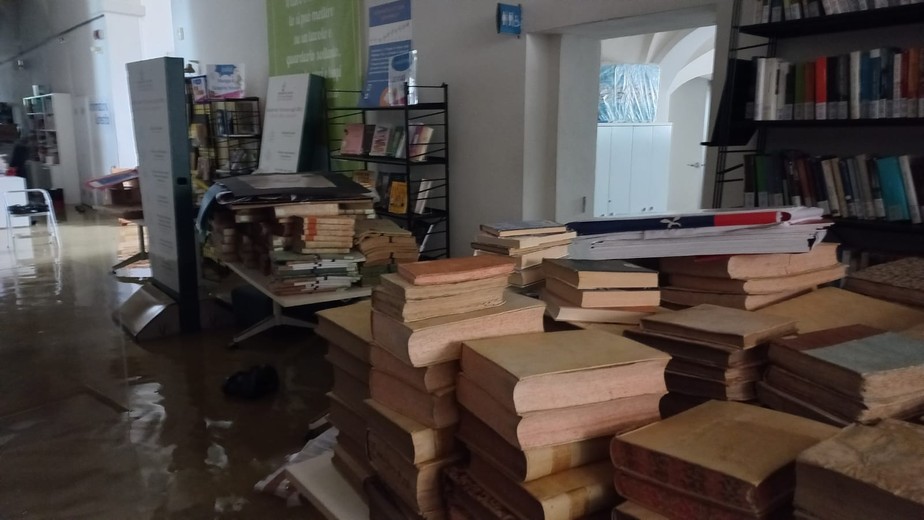 Manuscritos históricos foram atingidos pela enchente na Biblioteca Fabrizio Trisi, em Lugo, na Emília-Romanha
