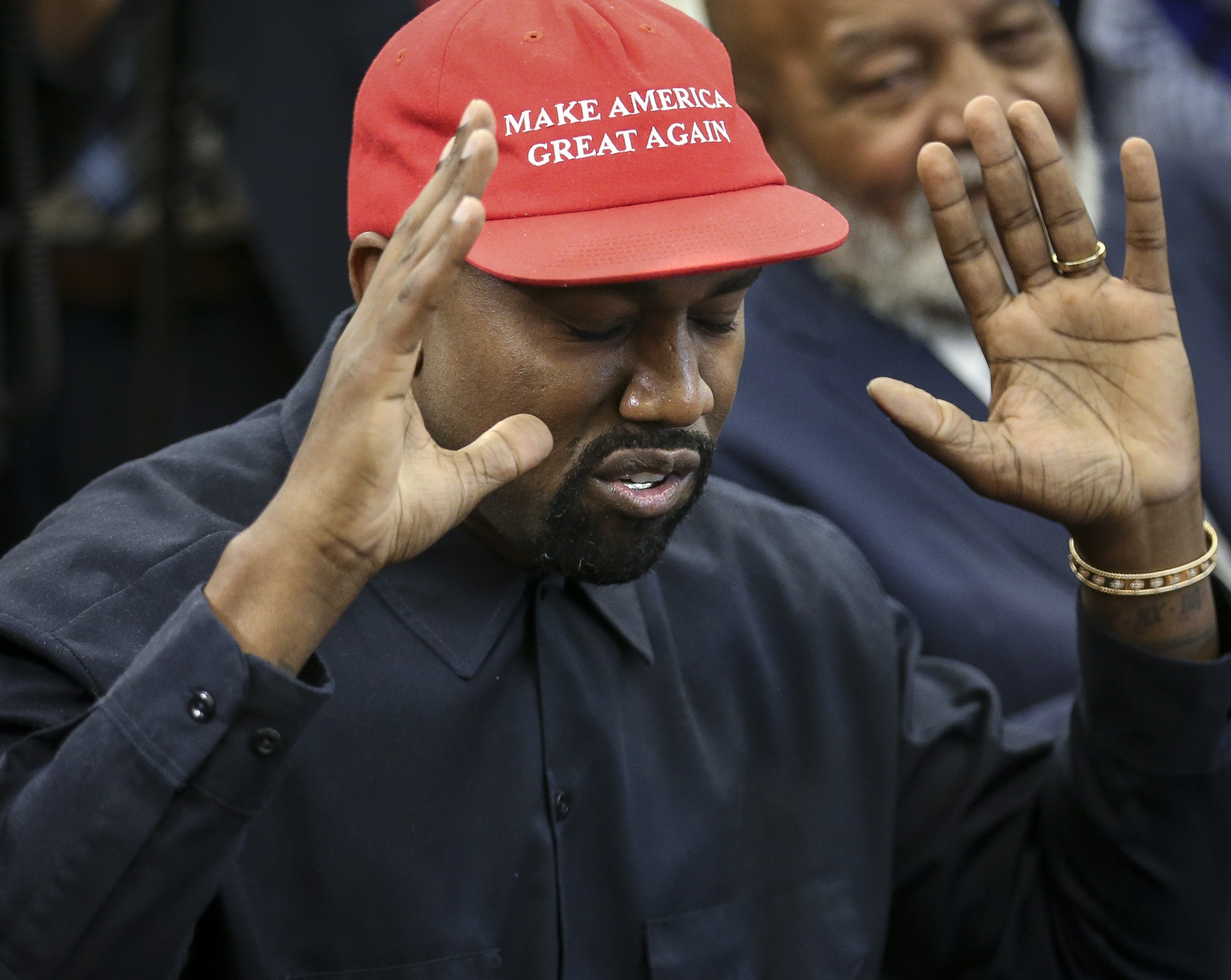 Kanye West durante visita à Casa Branca, usando boné com o slogan da campanha de Trump estampado (Foto: Getty Images)
