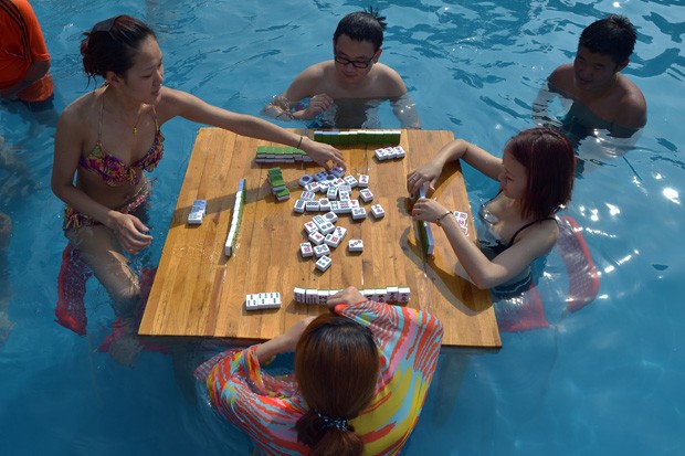 O mahjong na mesa antigo jogo de tabuleiro asiático fecha a imagem