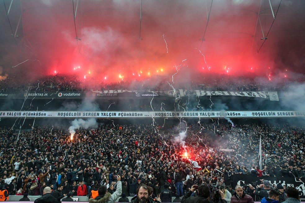 Estádio do Besiktas ficou em sétimo lugar na lista da France Football — Foto: Getty Images