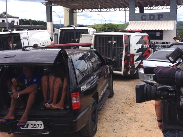 Detentos aguardam liberação da entrada no Centro de Detenção Provisória de São José dos Campos. (Foto: Arthur Costa)