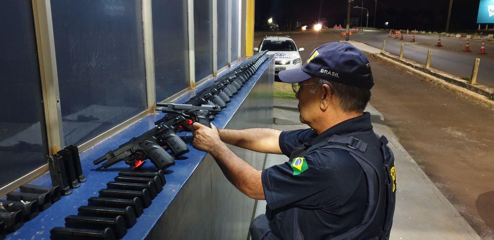 De acordo com a PRF, pistolas são de origem argentina e turca — Foto: PRF/Divulgação