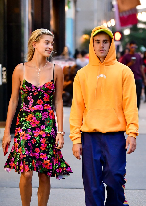 NEW YORK, NY - AUGUST 06:  Hailey Baldwin and Justin Bieber seen on the streets of Midtown Manhattan on August 6, 2018 in New York City.  (Photo by James Devaney/GC Images) (Foto: GC Images)