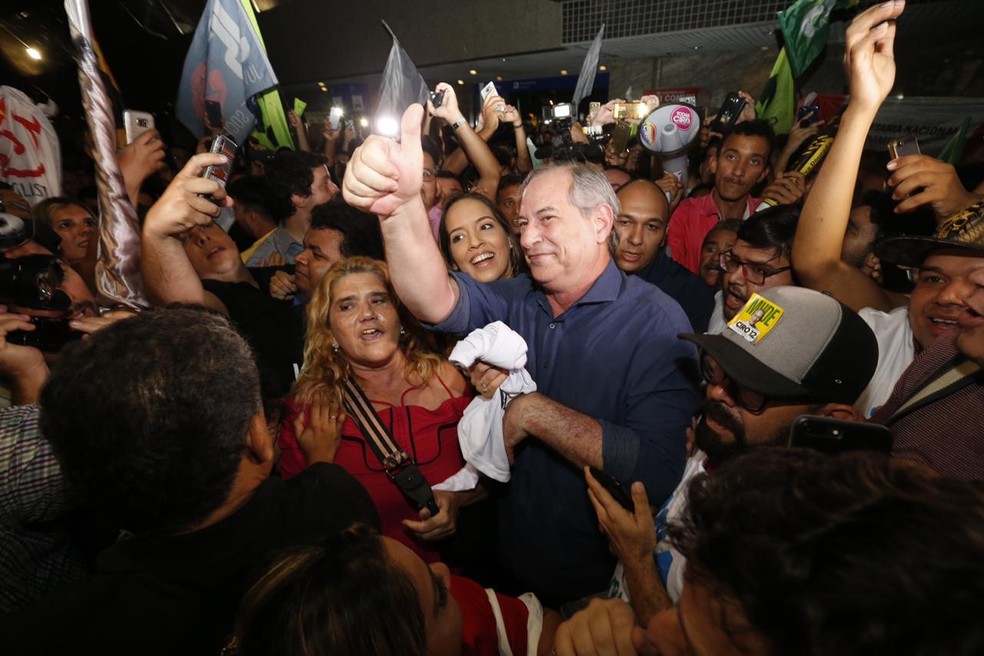 Ciro Gomes foi recebido por apoiadores no aeroporto de Fortaleza — Foto: JL Rosa/Diário do Nordeste