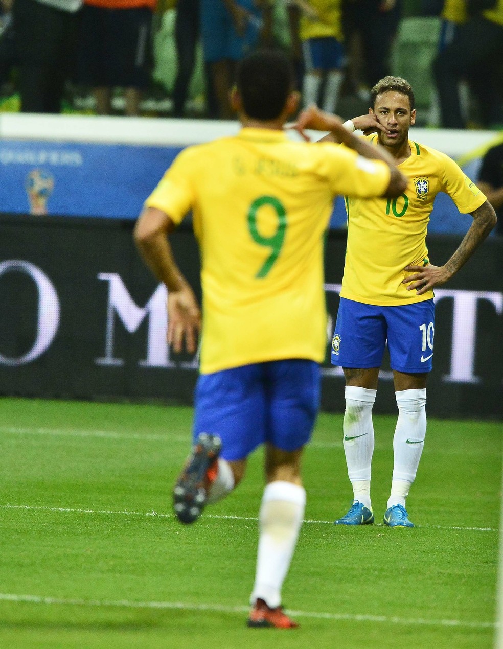 Neymar e Gabriel Jesus comemorando o segundo gol do Brasil (Foto: Marcos Ribolli)