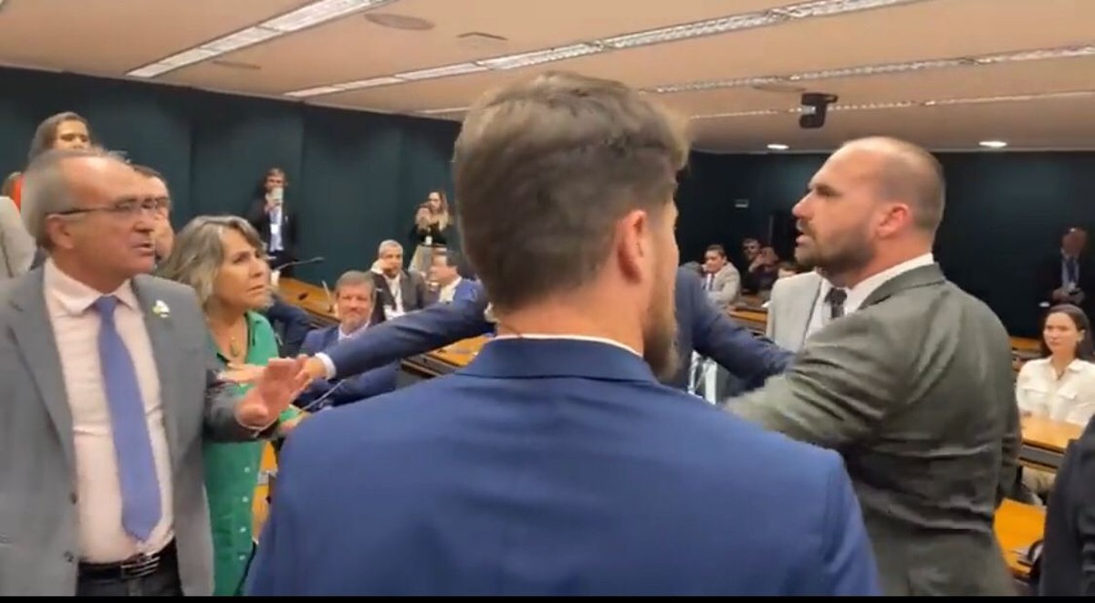 Eduardo Bolsonaro parte para cima de deputado do PT ap&oacute;s discuss&atilde;o sobre facada: 'Te enfio a m&atilde;o na cara'; v&iacute;deo
