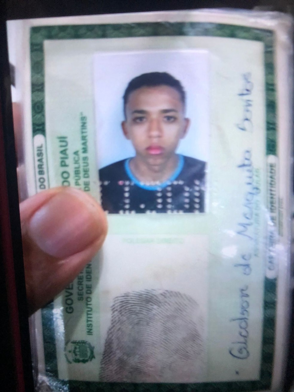 Funcionário tentou se esconder, mas foi morto a tiros dentro de oficina em Teresina — Foto: Ravi Marques/TV Clube