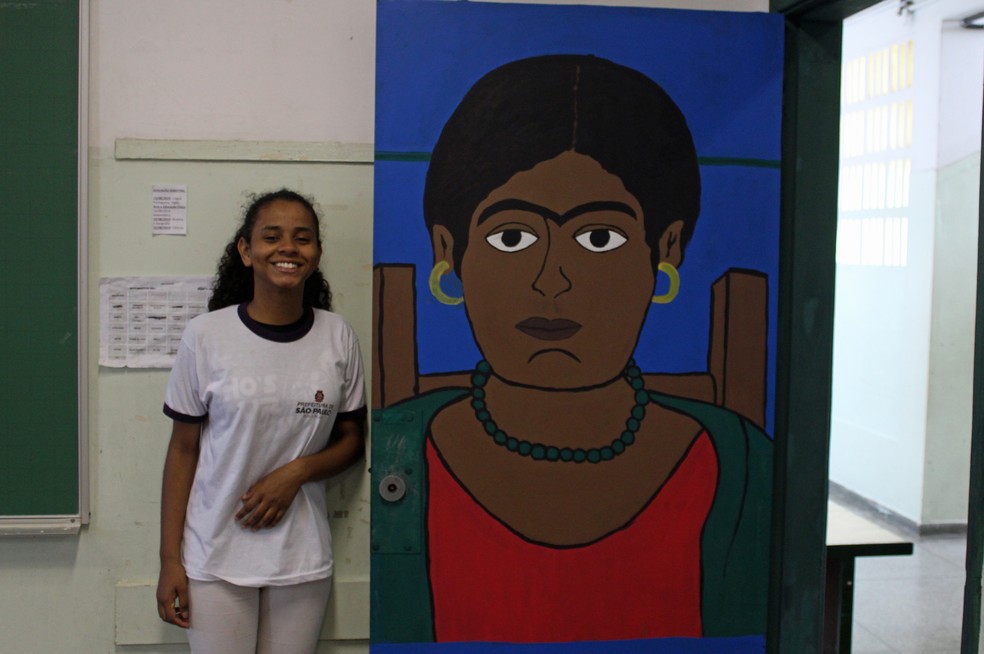 Elaine Dina ao lado da reproduÃ§Ã£o de um auto-retrato de Frida Kahlo. â Foto: Vitor Muniz/G1