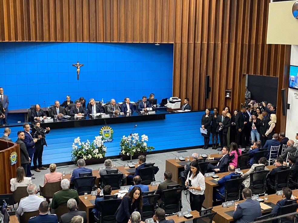 Deputados estaduais de MS tomam posse durante sessão na Assembleia Legislativa  — Foto: Rafaela Moreira
