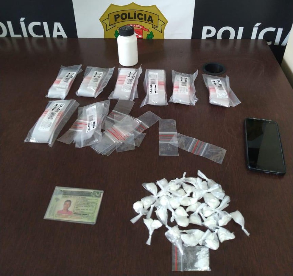 Mais de 30 porções de cocaína foram encontradas em loja de pinturas em Itanhaém, SP — Foto: Divulgação/Polícia Civil