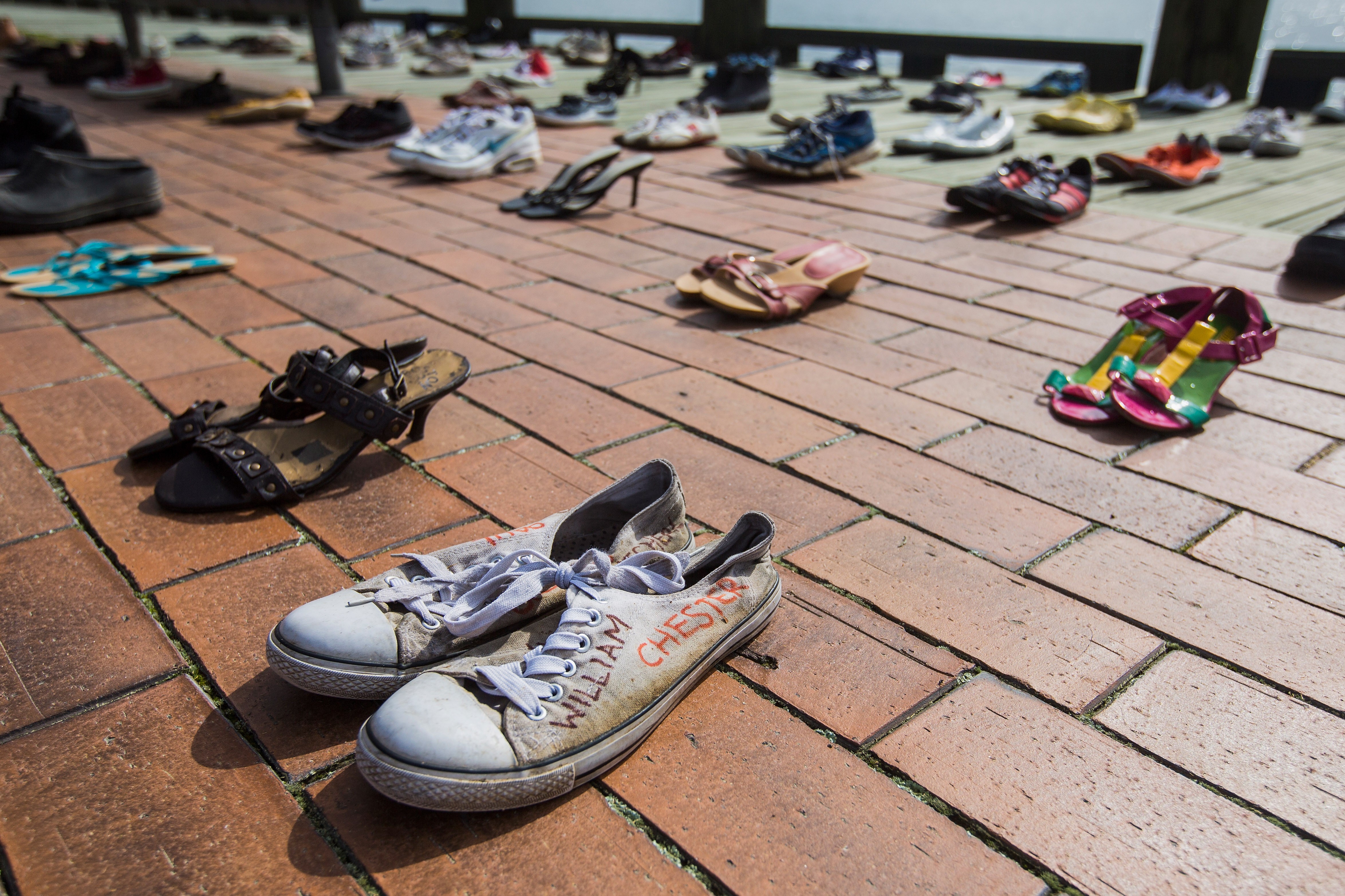Sapatos representam vítimas de suicídio em Rotorua, Nova Zelândia. São 606 pares representando cada pessoa morta nos anos de 2016 e 2017 no país (Foto: Getty Images)