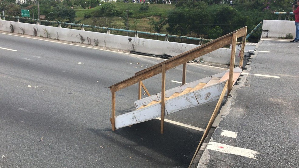 Equipes técnicas instalaram escada para trabalhar no viaduto que cedeu na Marginal Pinheiros — Foto: Lívia Machado/G1