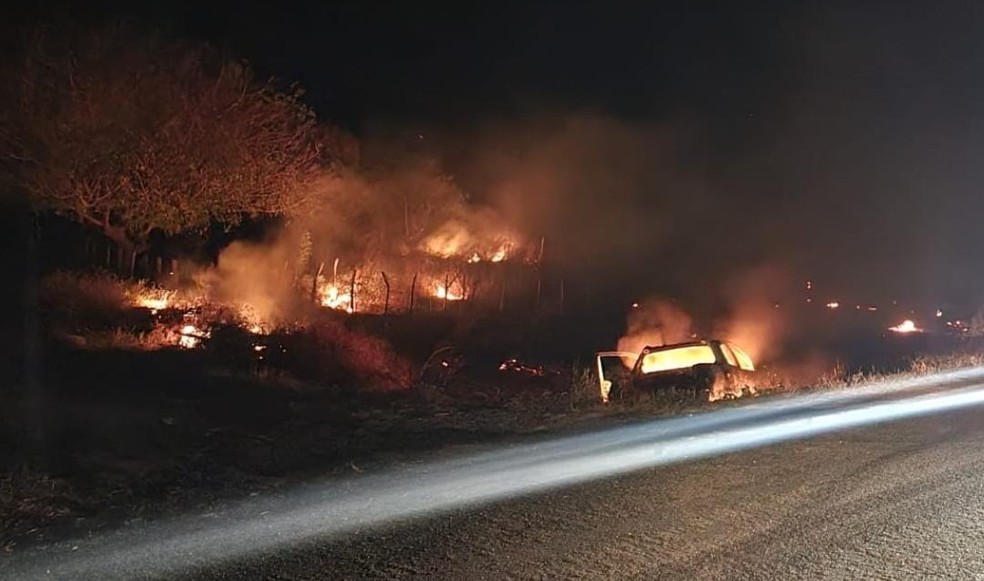 Veículo caiu em uma vala às margens da rodovia e pegou fogo — Foto: Arquivo pessoal