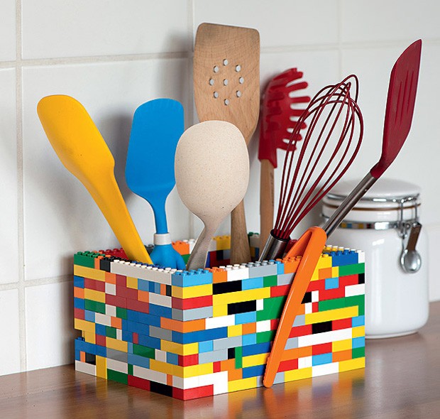 Um pouco maior, um pouco menor, você é quem manda: montar um porta-utensílios com peças de Lego é um jeito divertido de injetar uma dose de cor e humor à cozinha (Foto: Iara Venanzi/Editora Globo)