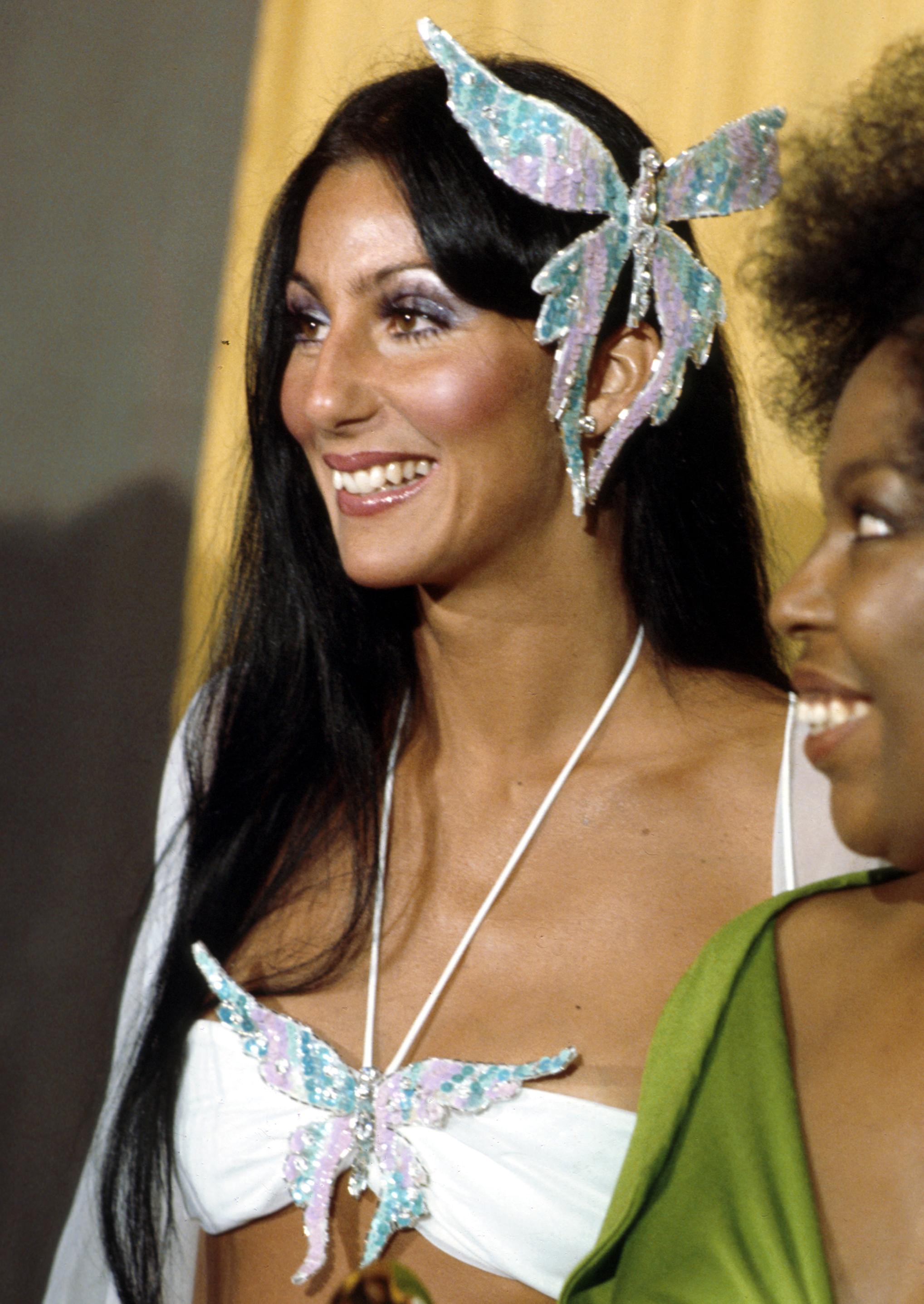 LOS ANGELES - MARCH 2: Entertainer Cher attends the Grammy awards wearing a large butterfly pin in her hair on March 2, 1974 in Los Angeles, California. (Photo by Michael Ochs Archives/Getty Images)  (Foto:  )