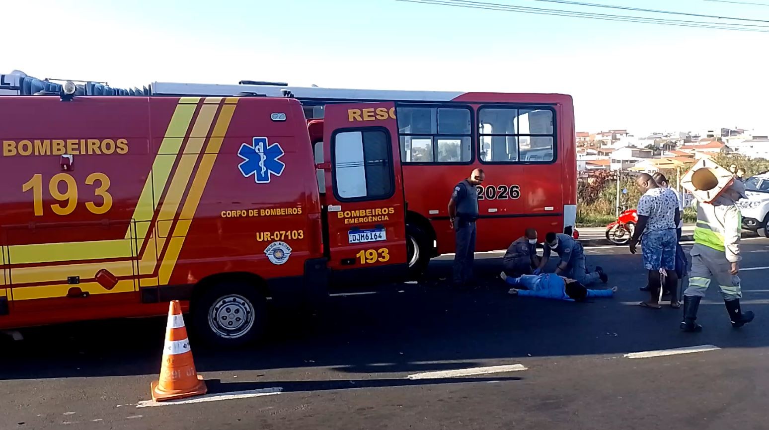 Motociclista e passageira ficam feridos após moto colidir com traseira de ônibus em Campinas