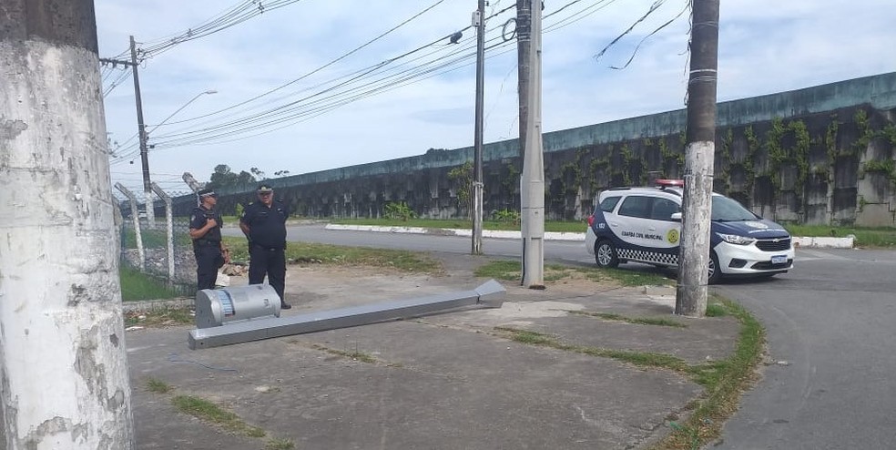 Totem de segurança é atingido por caminhão de lixo e cai — Foto: Reprodução