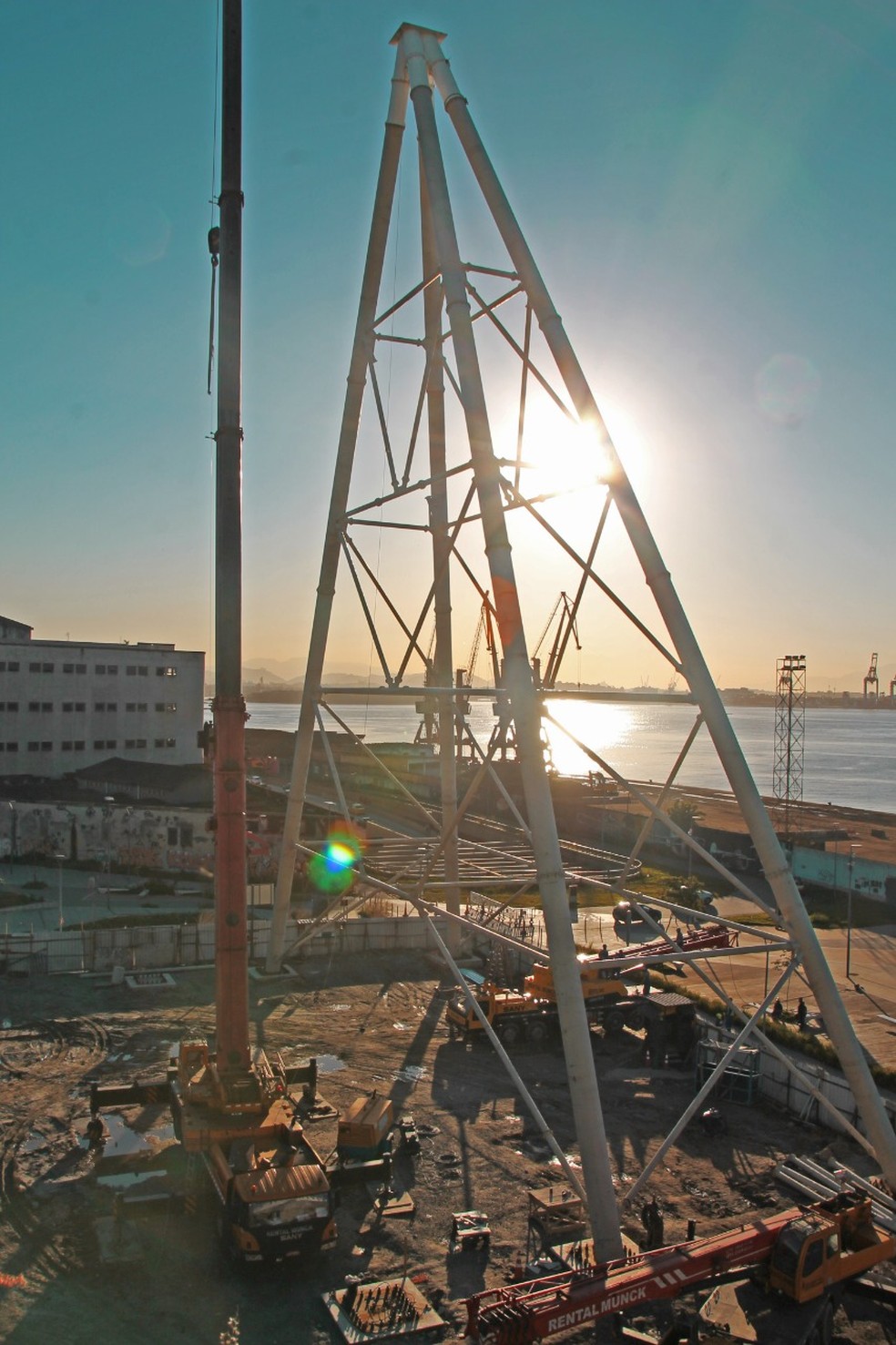 A estrutura completa pesa em torno de 600 toneladas e será equipada com luzes LED para iluminação noturna. — Foto: Bruno Bartholini/Divulgação/Cdurp