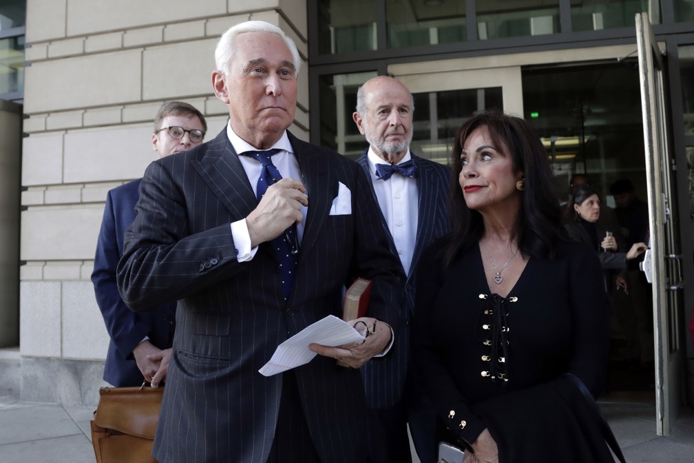 Aliado de Trump, Roger Stone deixa corte federal em Washington que o condenou nesta sexta-feira (15) — Foto: Julio Cortez/AP Photo