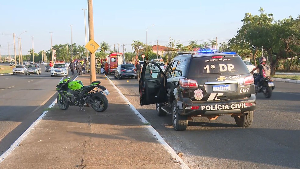Moto pilotada por adolescente que morreu perto da Ponte JK, no DF — Foto: TV Globo/Reprodução