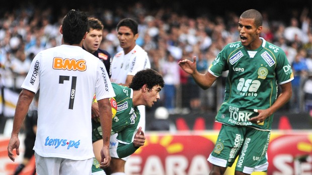 Bruno Mendes e Ewerton Páscoa comemoram gol do Guarani contra o Santos (Foto: Rodrigo Villalba / Memory Press)