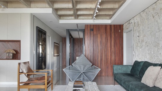 Em São Luís, apartamento de 230 m² exibe décor com pedras naturais e madeira