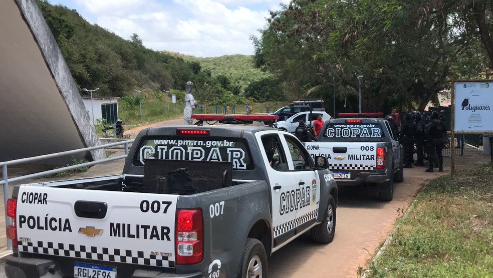 Viaturas da Polícia Militar estão no local onde o guarda municipal foi morto. — Foto: Geraldo Jerônimo/Inter TV Cabugi