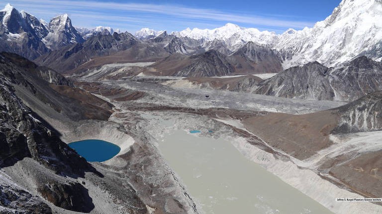 Lagos glaciais cresceram 48% nos últimos 30 anos por degelo. Acima: O Lago Imja, próximo ao Monte Everest, no Himalaia, é um lago glaciar que atingiu o triplo de seu tamanho desde 1990 (Foto: Planetary Science Institute/Jeffrey S. Kargel)