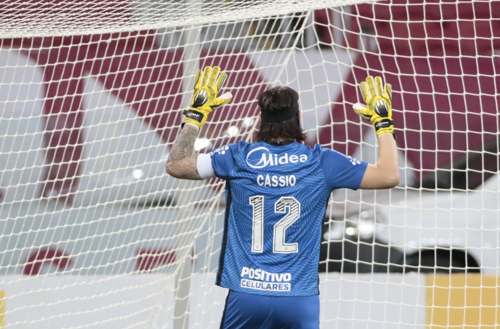 Destaque contra o Inter, Cássio elogia solidez do Corinthians: 