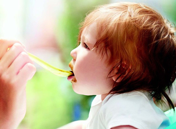 Criança comendo papinha (Foto: Thinkstock)