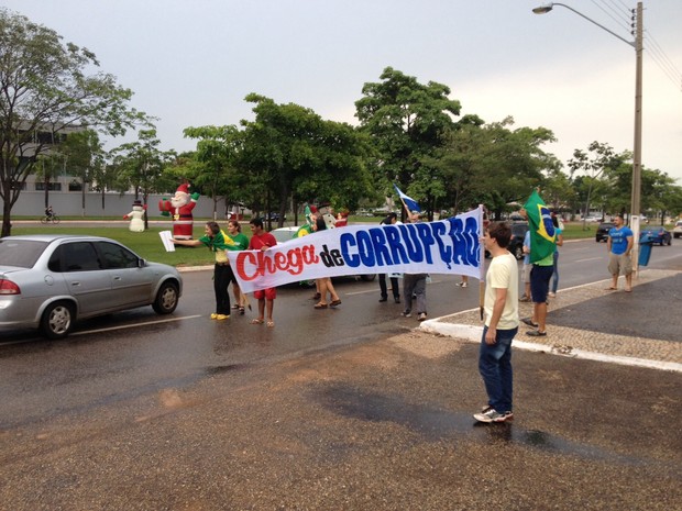 Grupo reunido durante protesto pede o fim da corrupção no país (Foto: Patrício Reis/G1)
