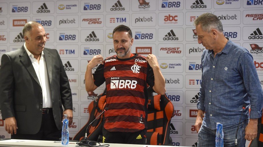Vítor Pereira durante apresentação como treinador do Flamengo
