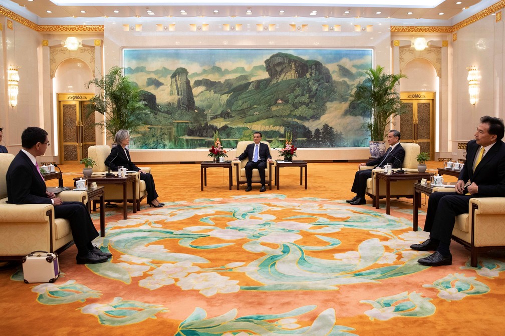 Representantes da China, JapÃ£o e Coreia do Sul se encontraram nesta quinta-feira (22) no Grande SalÃ£o do Povo em Pequim, na China. â€” Foto: How Hwee Young/Pool via Reuters