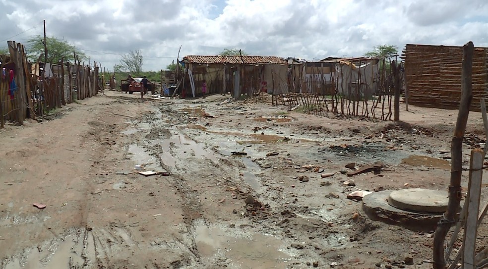 A lama toma conta da Vila Esperança em Petrolina  — Foto: Reprodução/ TV Grande Rio 