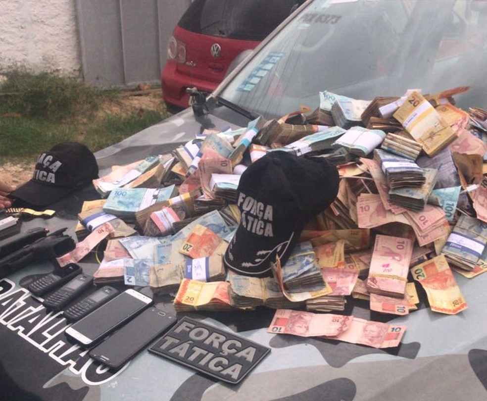 Dinheiro que seria roubado do banco foi apreendido. â Foto: DivulgaÃ§Ã£o/ PolÃ­cia Militar