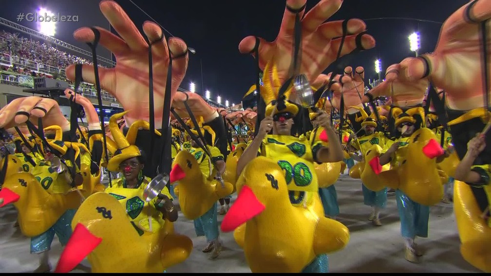 Ala da Tuiuti ironiza manifestantes "fantoches" (Foto: Reprodução/TV Globo)