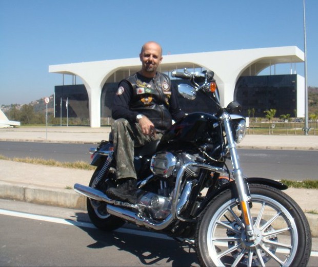 O mineiro Alexandre  Chrisostomo em sua Harley-Davidson 883 (Foto: Arquivo Pessoal)