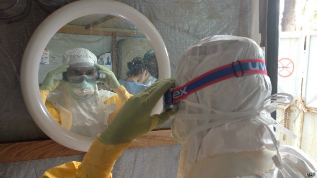 Roupa protege da contaminação por ebola (Foto: MSF/BBC)