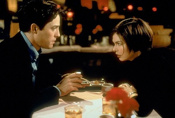Hugh Grant e Jeanne Tripplehorn em Mickey Olhos Azuis (1999) – a comédia romântica também dividiu opiniões dos críticos (Foto: Divulgação)