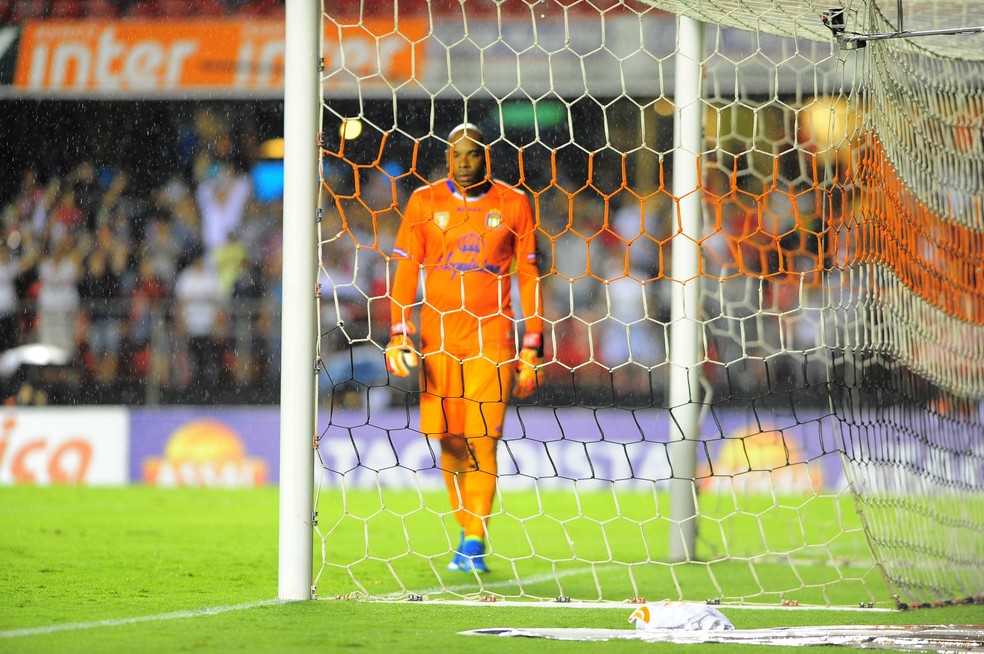 No Morumbi, Paes lamenta a falha contra o SÃ£o Paulo (Foto: Marcos Ribolli)