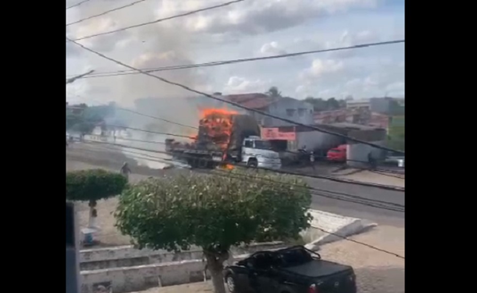Caminhão pega fogo em Passa e Fica, RN — Foto: Reprodução