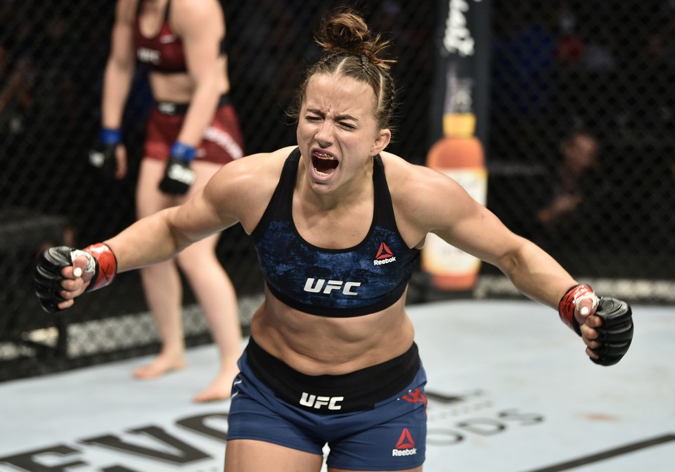 Maycee Barber vibra após obter o nocaute técnico contra Gillian Robertson no UFC Boston — Foto: Chris Unger/Getty Images