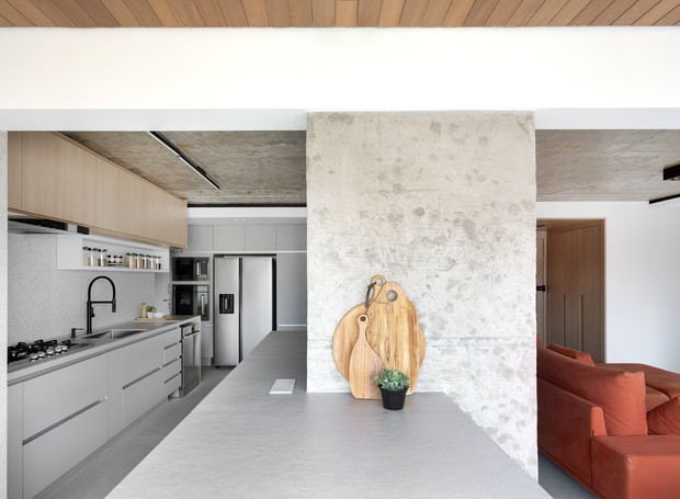 COZINHA | Integrada com a sala de estar, a cozinha tem uma ilha de apoio e mesa com três lugares. Mão de obra é da EAM Empreiteira e laminado da Pertech (Foto: Júlia Ribeiro / Divulgação)
