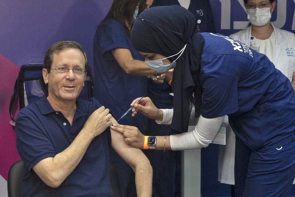 O presidente de Israel, Isaac Herzog, recebe 3ª dose da vacina Pfizer/BioNTech contra a Covid-19, em 30 de julho de 2021, no lançamento da campanha para reforçar a imunização em pessoas com mais de 60 anos — Foto: Maya Alleruzzo/Pool via AFP