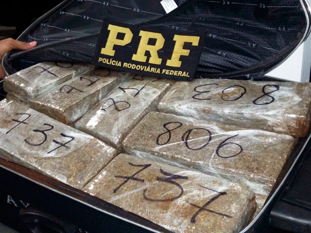 Droga era transportada em mala de jovem passageiro (Foto: Divulgação/PRF)