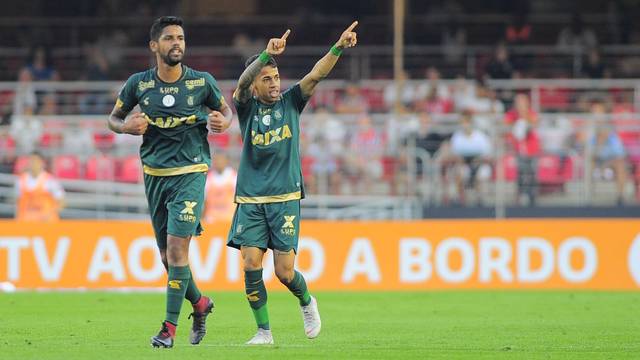 Matheusinho comemora gol do América-MG sobre o São Paulo