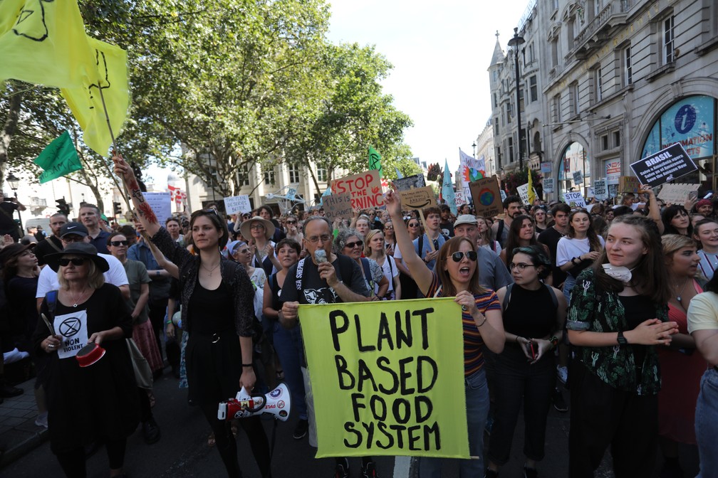 Manifestantes da Extinction Rebellion fazem protesto em frente Ã  embaixada brasileira em Londres nesta sexta-feira (23).  â?? Foto: Isabel Infantes/AFP